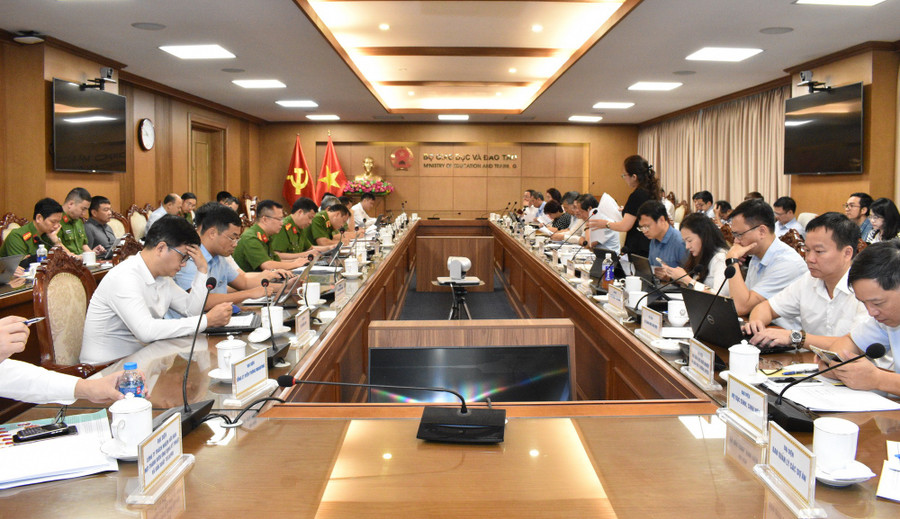 Quang cảnh buổi làm việc. nvm-4705.jpg