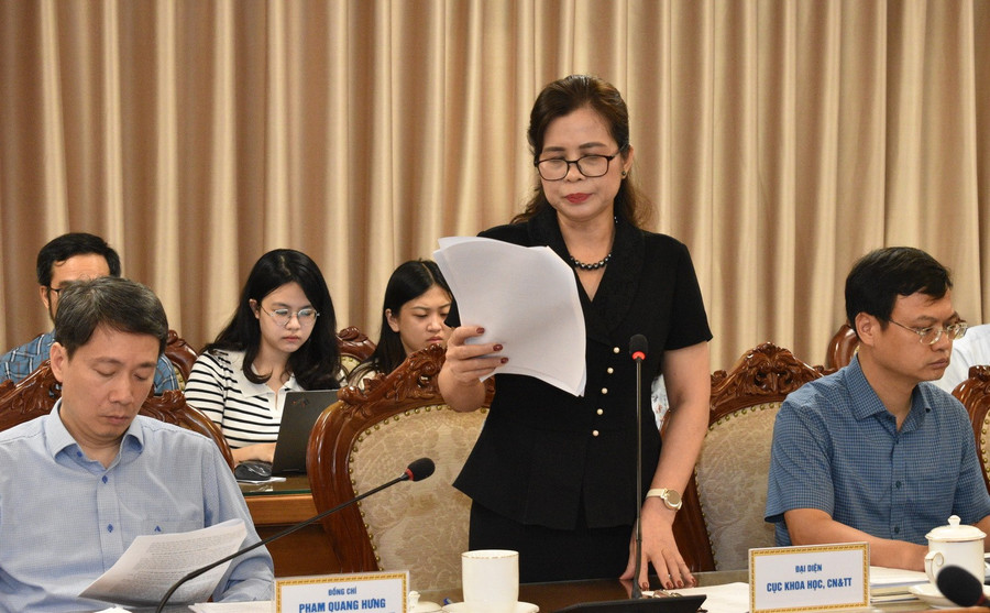 Bà Đặng Thị Oanh – Phó Cục trưởng Cục Khoa học, Công nghệ và thông tin (Bộ GD&ĐT) báo cáo tại buổi làm việc. nvm-4709.jpg