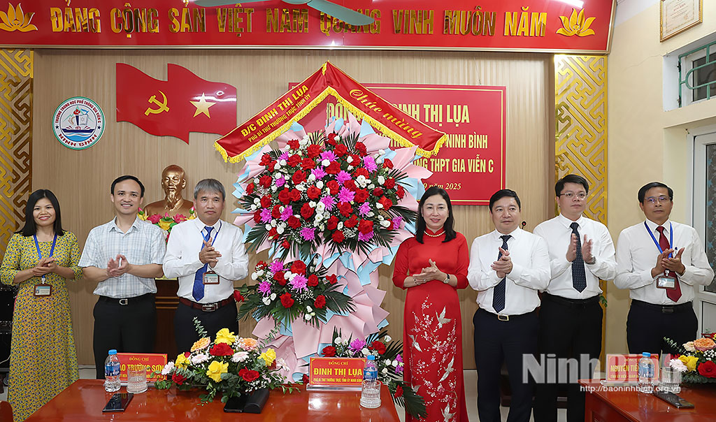 Đồng chí Đinh Thị Lụa, Phó Bí thư Thường trực Tỉnh ủy tặng hoa chúc mừng trường THPT Gia Viễn C.