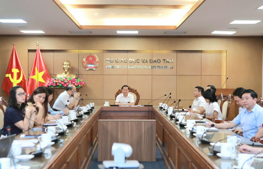 Các đại biểu cùng đóng góp ý kiến tại cuộc họp. Ảnh: Đình Tuệ. dung-3.jpg