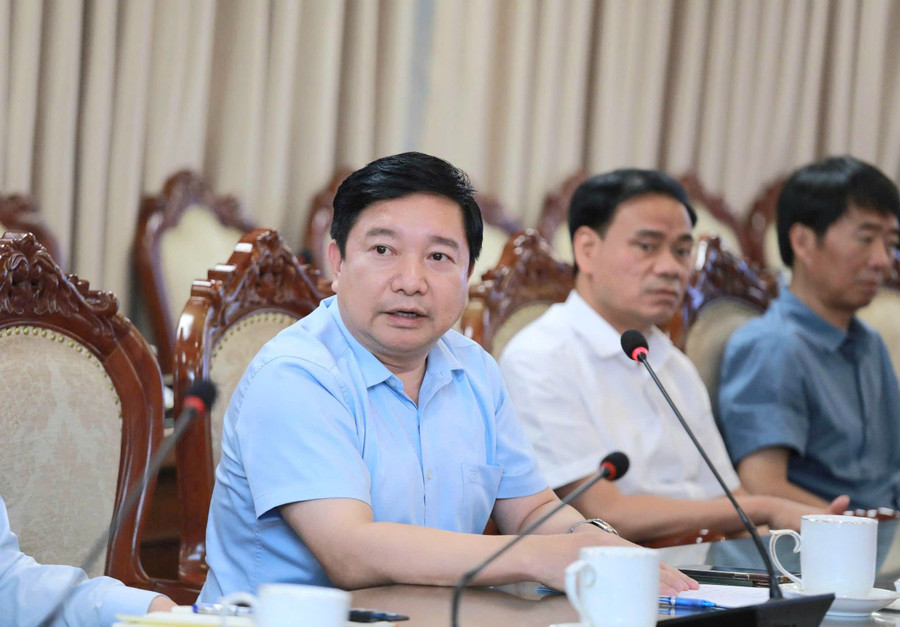 Ông Nguyễn Tiến Dũng - Giám đốc Sở GD&ĐT Ninh Bình trao đổi nhiều ý kiến góp ý tâm huyết tại cuộc họp. Ảnh: Đình Tuệ. a-dung-2.jpg