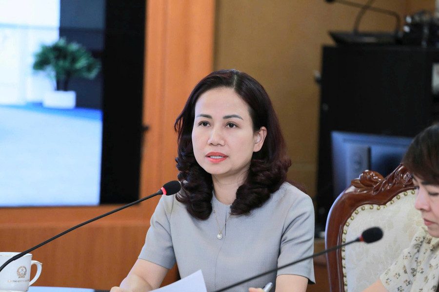 Phó Giám đốc Sở GD&ĐT Hà Nội Vương Hương Giang thể hiện tinh thần quyết tâm và trách nhiệm của ngành Giáo dục Thủ đô với triển lãm của Bộ GD&ĐT lần này. Ảnh: Đình Tuệ. giang-pgd.jpg