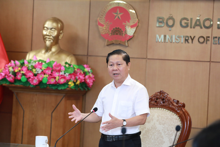 Thứ trưởng Lê Tấn Dũng chủ trì cuộc họp với đại diện một số cơ sở giáo dục đại học, ngành Giáo dục các địa phương chiều 17/7. Ảnh: Đình Tuệ.