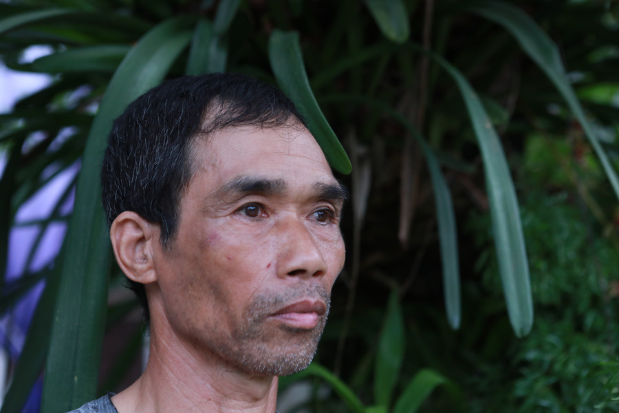 Ánh mắt rưng rưng xúc động của ông Long khi kể về ký ức 40 năm trước khi mình lỡ dở việc học đại học để lên đường chiến đấu bảo vệ Tổ quốc với lòng yêu nước cháy bỏng. Ảnh: Đình Tuệ. 4.jpg