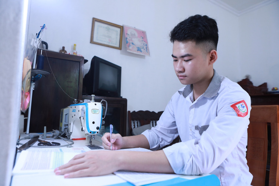 Không có bàn học riêng, Khiêm sử dụng chiếc máy may của mẹ là nơi để học tập hàng ngày. Ảnh: Đình Tuệ. 2.jpg