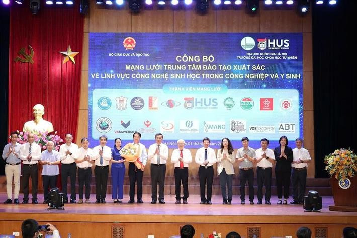 Thứ trưởng Bộ GD&ĐT Nguyễn Văn Phúc tặng hoa chúc mừng Mạng lưới về công nghệ sinh học trong công nghiệp và y sinh khu vực phía Bắc 1.jpg