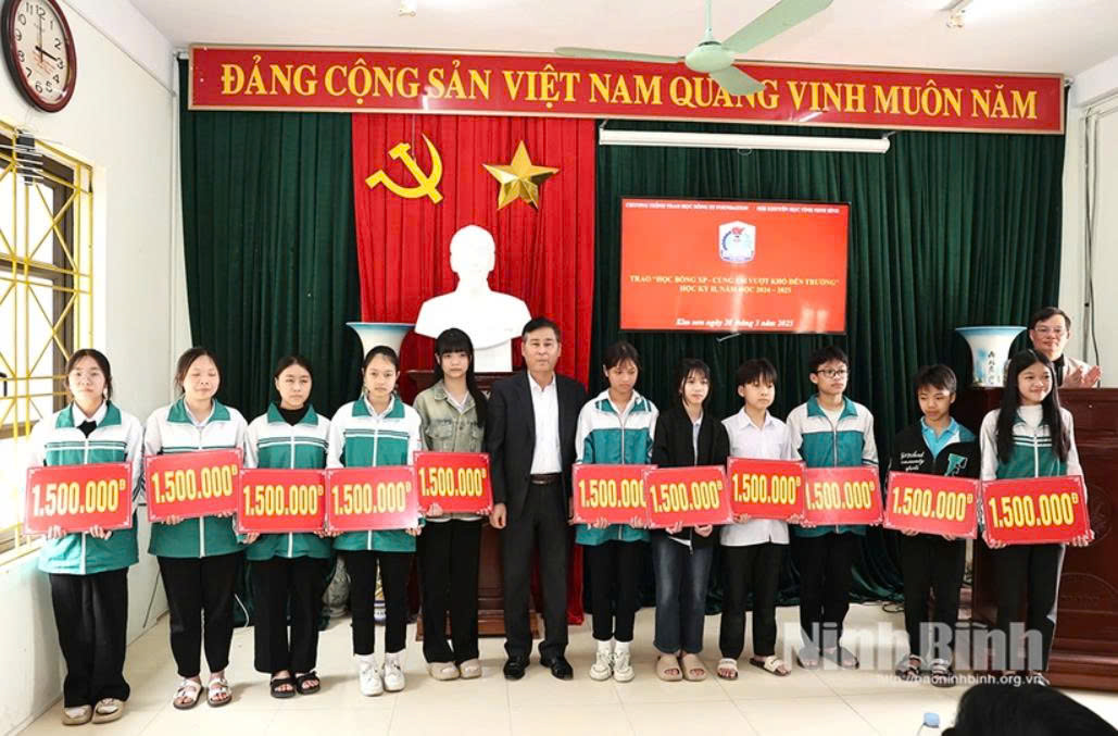 Dệt những ước mơ cho học sinh nghèo