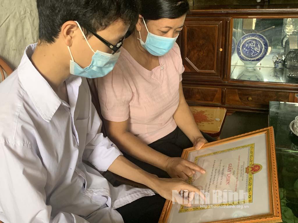 Cậu học trò mồ côi cha phấn đấu thi đỗ vào lớp chuyên Tin