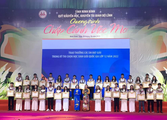 Chương trình “Chắp cánh ước mơ” vinh danh, khen thưởng các em học sinh, sinh viên, vận động viên đạt thành tích xuất sắc năm 2022