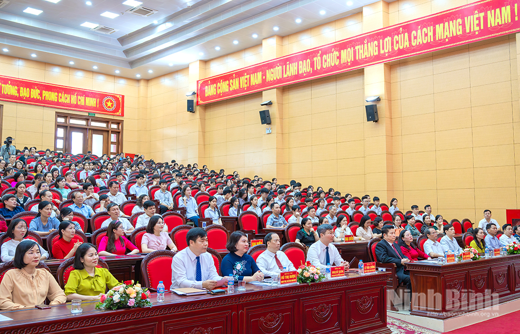 Gia Viễn: Tuyên dương, khen thưởng thành tích học sinh giỏi năm học 2024-2025