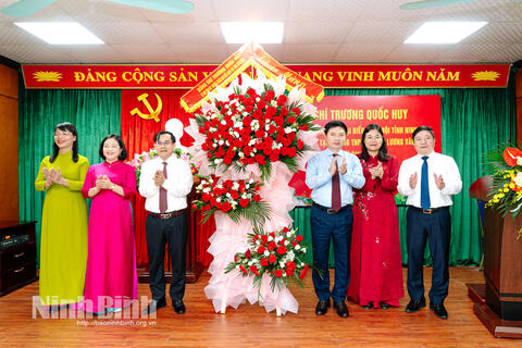 Đồng chí Bí thư Tỉnh ủy Trương Quốc Huy làm việc với Trường THPT chuyên Lương Văn Tụy Đồng chí Bí thư Tỉnh ủy Trương Quốc Huy làm việc với Trường THPT chuyên Lương Văn Tụy