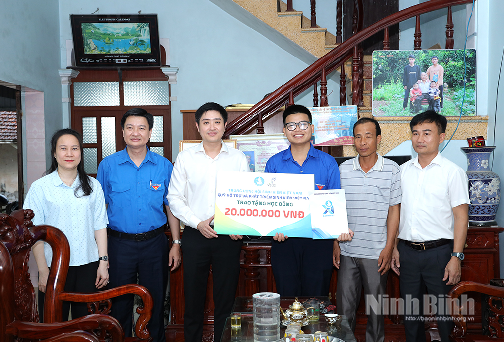 Trung ương Hội Sinh viên Việt Nam thăm, chúc mừng Thủ khoa Kỳ thi tốt nghiệp THPT năm 2025 tại Ninh Bình