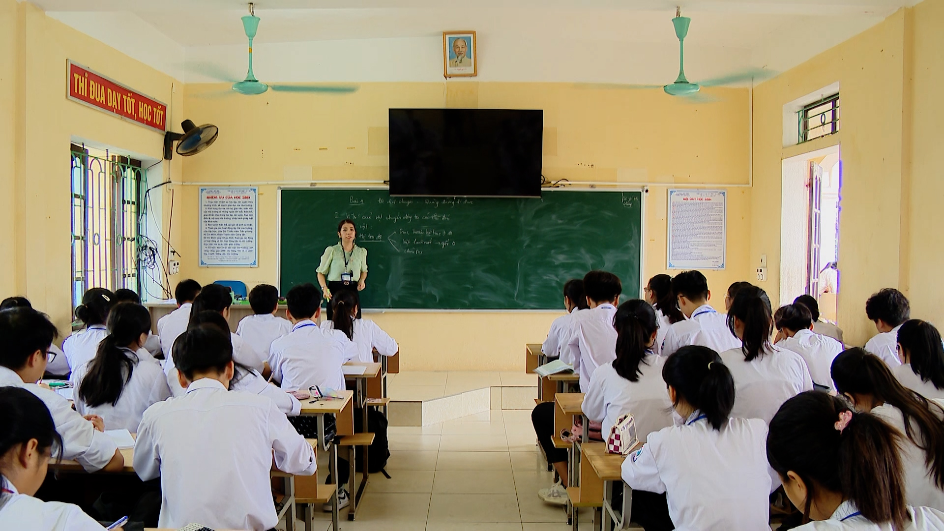 Trường THPT Kim Sơn A: Gần 200 học sinh được Qũy Khuyến học, khuyến tài Đinh Bộ Lĩnh khen thưởng