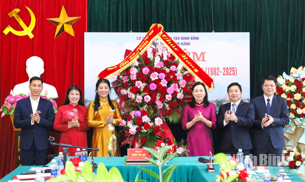 Đồng chí Phó Bí thư Thường trực Tỉnh ủy Đinh Thị Lụa thăm, chúc mừng Trường THPT A Kim Bảng nhân kỷ niệm Ngày Nhà giáo Việt Nam 20/11