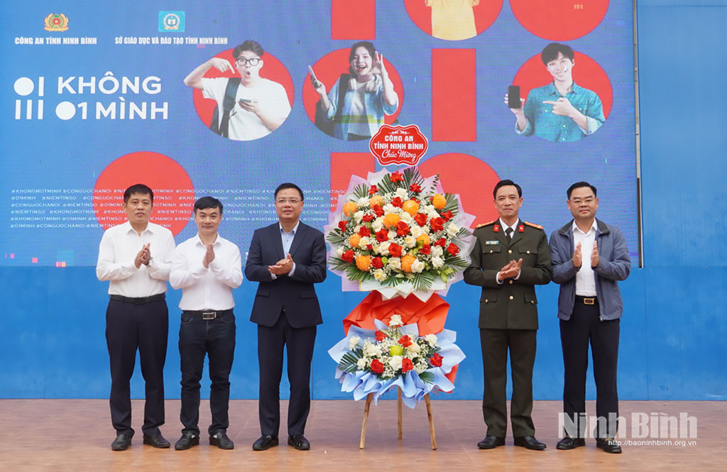 Chiến dịch “Không một mình” – “Cùng nhau an toàn trực tuyến” tại Trường THPT chuyên Lê Hồng Phong