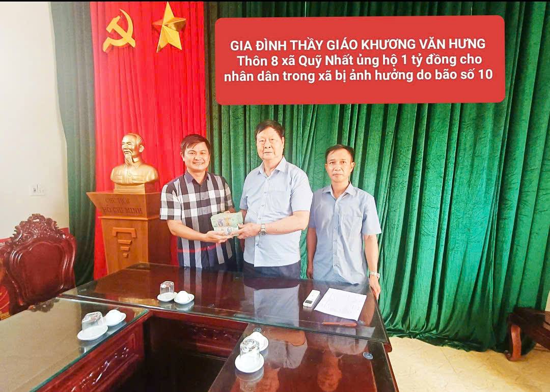 Gia đình thầy giáo Khương Văn Hưng ủng hộ nhân dân xã Quỹ Nhất khắc phục hậu quả bão số 10