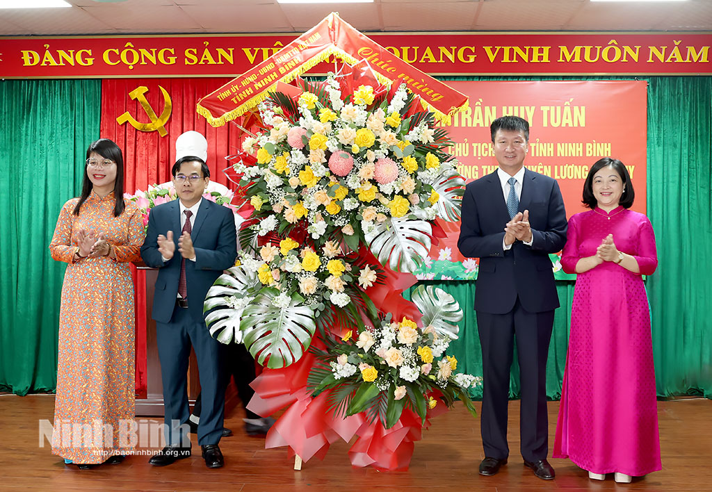 Đồng chí Chủ tịch UBND tỉnh Trần Huy Tuấn thăm, chúc mừng Trường THPT chuyên Lương Văn Tụy