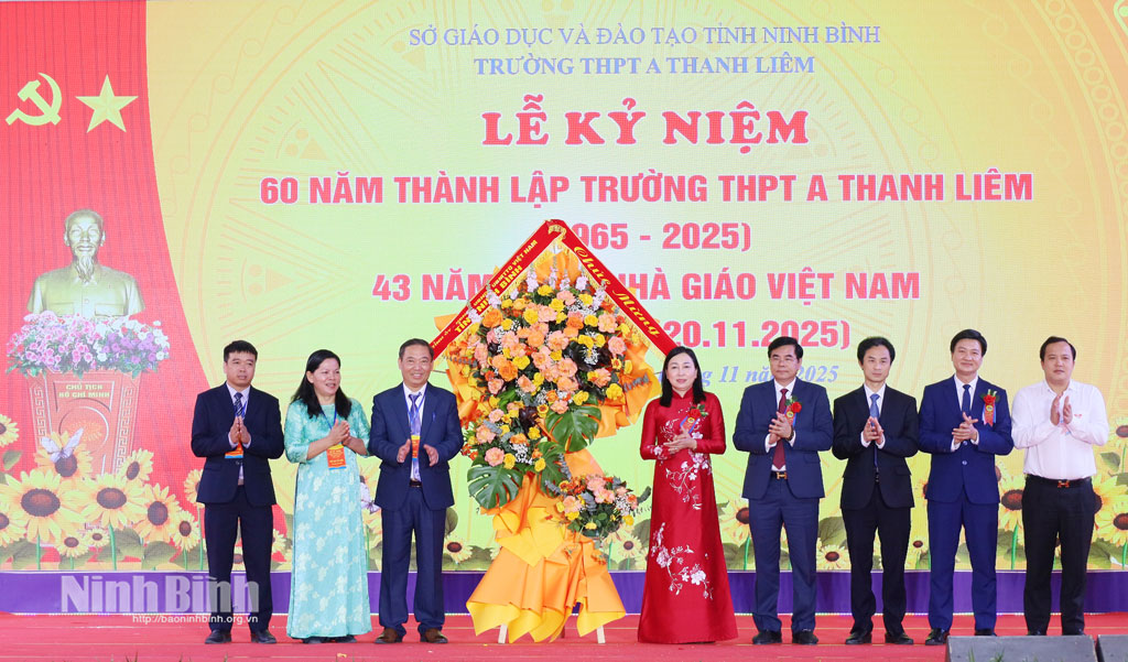 Đồng chí Phó Bí thư Thường trực Tỉnh ủy Đinh Thị Lụa dự Lễ kỷ niệm 60 năm thành lập Trường THPT A Thanh Liêm