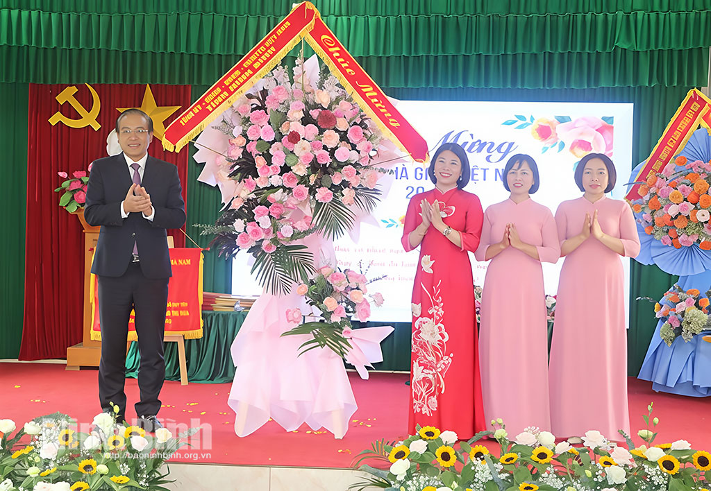 Lãnh đạo tỉnh thăm, chúc mừng Ngày Nhà giáo Việt Nam