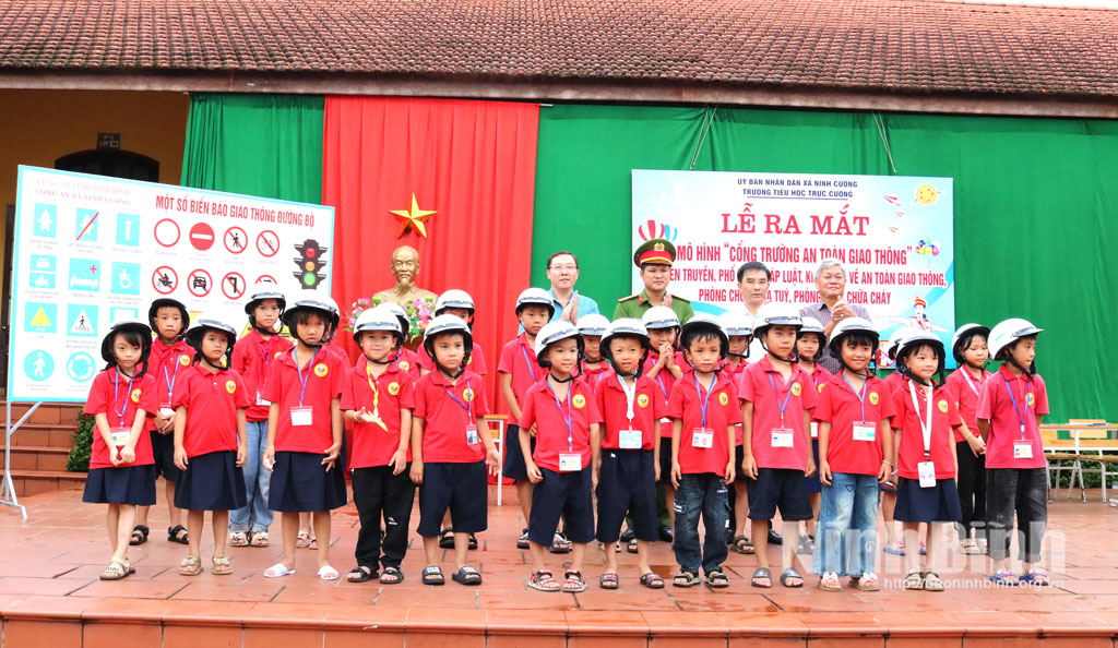 Ra mắt mô hình “Cổng trường an toàn giao thông” tại Trường Tiểu học Trực Cường