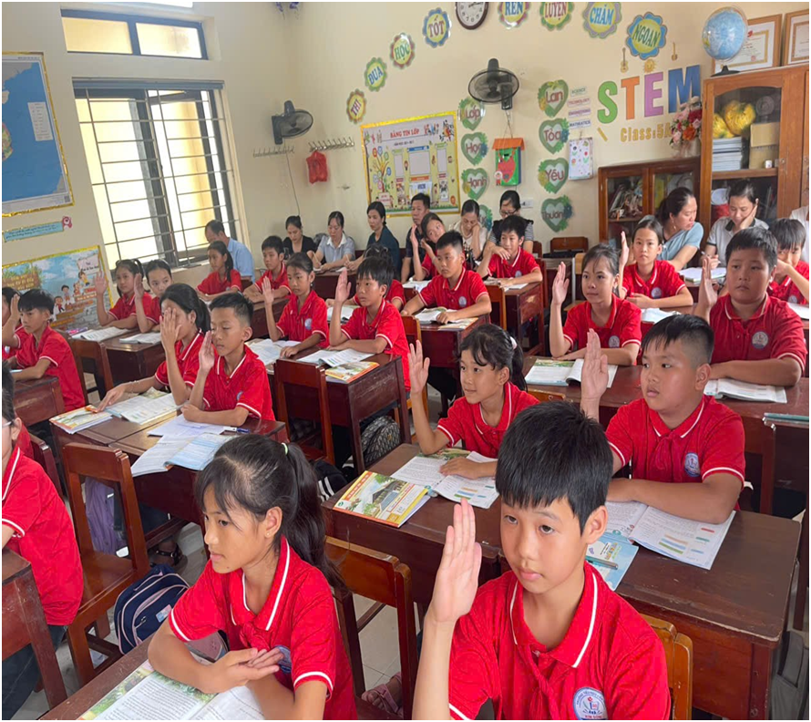 Sinh hoạt chuyên môn tổ tại Trường Tiểu học Cồn Thoi, xã Bình Minh