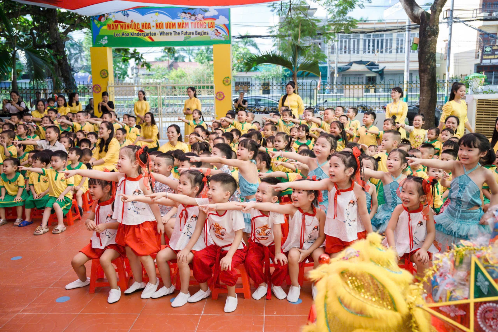 Trung thu trọn vẹn dưới ánh trăng hoà bình của cô và trò trường mầm non Lộc Hoà