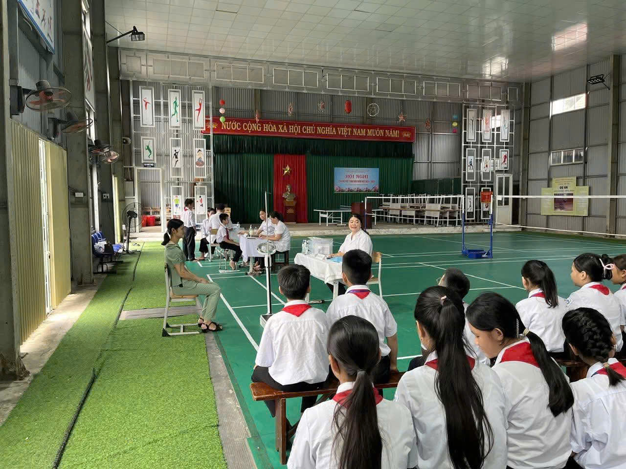 Trường THCS Quang Thiện phối hợp với Trạm Y tế xã Quang Thiện thăm, khám sức khỏe cho học sinh