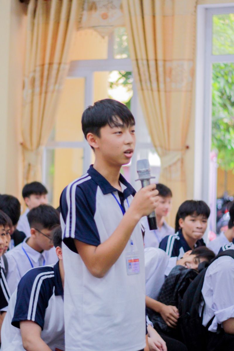 Trường THPT Vũ Văn Hiếu tổ chức Lễ ký cam kết thực hiện pháp luật phòng, chống tệ nạn xã hội và nói chuyện chuyên đề về an toàn giao thông, an ninh trật tự