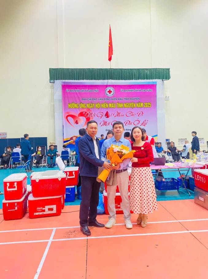 Trường Tiểu học Hoành Sơn, xã Giao Thủy tham gia hiến máu tình nguyện