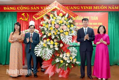 Đồng chí Chủ tịch UBND tỉnh Trần Huy Tuấn thăm, chúc mừng Trường THPT chuyên Lương Văn Tụy