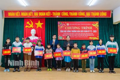 Trao 100 suất học bổng Trương Hán Siêu