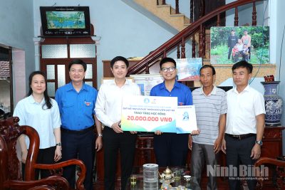 Trung ương Hội Sinh viên Việt Nam thăm, chúc mừng Thủ khoa Kỳ thi tốt nghiệp THPT năm 2025 tại Ninh Bình