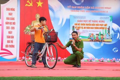 Trường Tiểu học Khánh Nhạc A phối hợp với Công an xã Khánh Nhạc tổ chức chuyên đề: Tuyên truyền kiến thức pháp luật về trật tự an toàn giao thông đường bộ